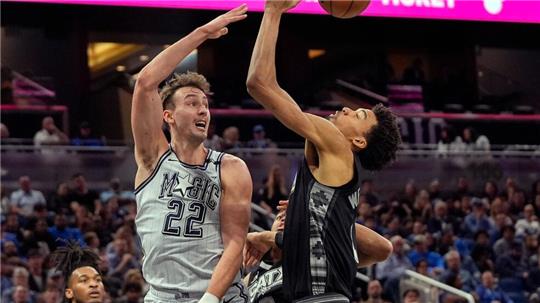 Franz Wagner (l) führte die Orlando Magic zum Erfolg gegen die San Antonio Spurs um Victor Wembanyama.