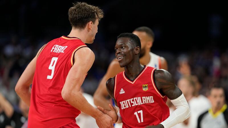 Furchtlos nach Paris: Basketballer bei Olympia in Gold-Form Franz Wagner (l.) und Dennis Schröder (r.) haben zum Ende der Vorrunde ein Statement gesetzt.