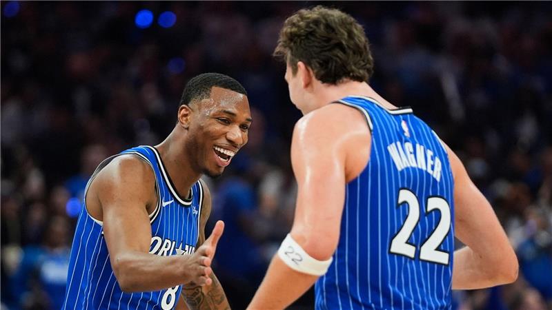 Franz Wagner (r) erzielte für die Orlando Magic als zweitbester Scorer 18 Punkte gegen die Charlotte Hornets.