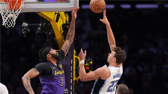 Franz Wagner (r) führte die Orlando Magic mit 37 Punkten zum Sieg bei den Los Angeles Lakers.
