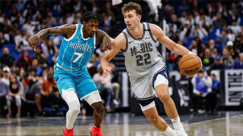 Franz Wagner (r) führte die Orlando Magic zu einem deutlichen Sieg gegen die Hornets.