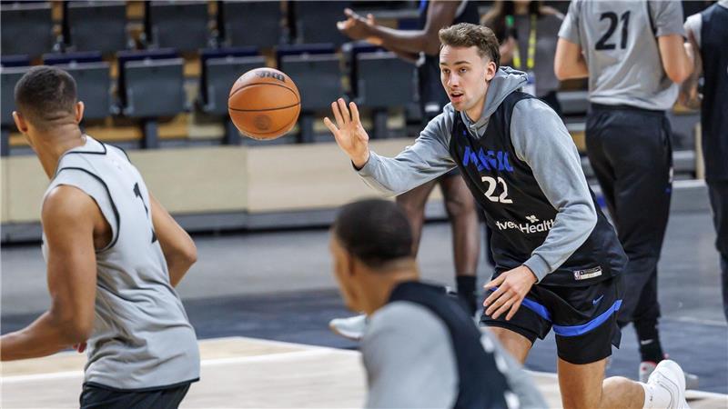 Franz Wagner (r.) war im Training seines Teams dabei.