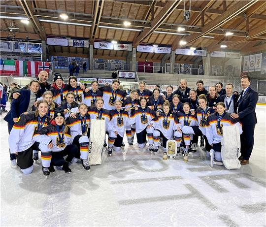 Franziska Busch (li.) hat allen Grund zum Strahlen: Das U 18-Nationalteam spielt künftig wieder erstklassig. Foto: DEB