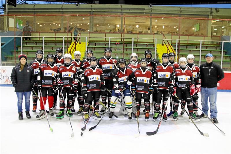 Franziska Busch mit der von ihr betreuten U 15-Mannschaft der Harzer Falken, die zusammen mit der SG Ilmenau eine Spielgemeinschaft bildet. Im Braunlager Nachwuchs ist die Ex-Nationalspielerin für insgesamt vier Teams zuständig. Fotos: Neuendorf