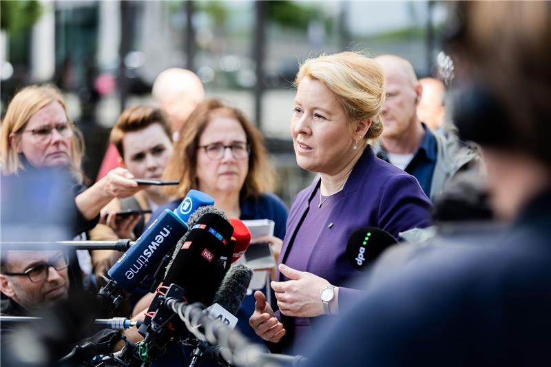 Franziska Giffey (SPD), Berliner Senatorin für Wirtschaft, Energie und Betriebe, gibt ein Pressestatement zu einem Angriff auf sie.