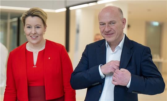 Franziska Giffey (SPD), Regierende Bürgermeisterin von Berlin, und Kai Wegner, Vorsitzender der CDU Berlin, nach einem Pressetermin zur Vorstellung des ausgehandelten Koalitionsvertrags.