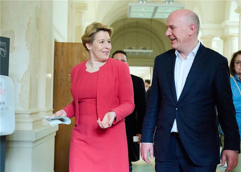 Berlin: Verhandlungen von CDU und SPD vor Abschluss Franziska Giffey (SPD), Regierende Bürgermeisterin von Berlin und CDU-Landeschef Kai Wegner im Berliner Abgeordnetenhaus.