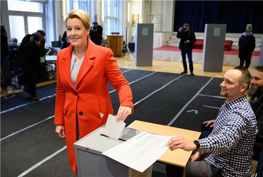 Franziska Giffey (SPD), Regierende Bürgermeisterin von Berlin und Spitzenkandidatin der Berliner SPD, gibt in ihrem Wahllokal in Berlin-Friedrichshain ihre Stimmzettel zur Wahl zum Berliner Abgeordnetenhaus ab.