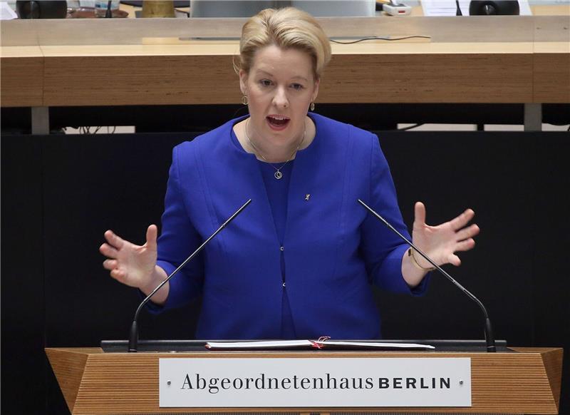 Franziska Giffey gibt während der Plenarsitzung des Berliner Abgeordnetenhauses eine Regierungserklärung ab.
