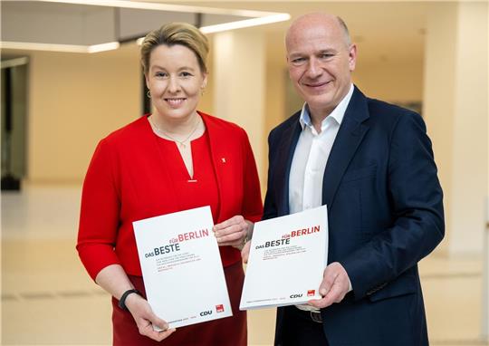 Franziska Giffey und Kai Wegner stellen den Koalitionsvertrag vor.