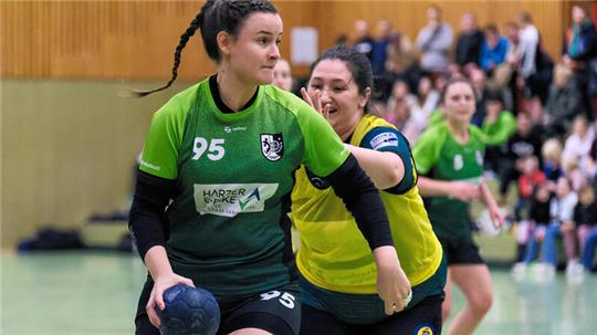 Franziska Gil (l.) nutzt die vielen Freiheiten am Kreis und markiert am Ende sechs Treffer.