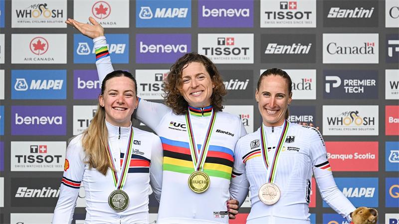 Sport am Wochenende: Bayern feiern in Tracht, Zverev jubelt Franziska Koch (r) freut sich über Bronze.