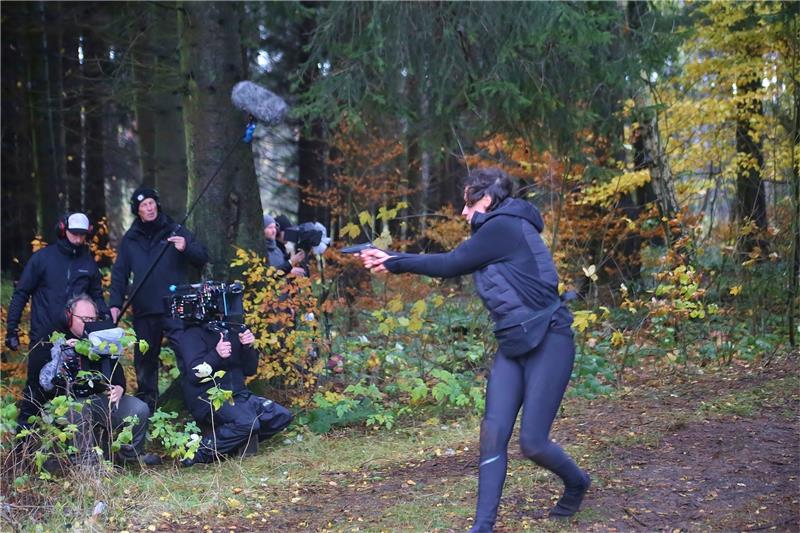 „Harter Brocken“: Beim Dreh dem Erpresser auf der Spur Franziska Langer (Kathleen Gallego Zapata) verfolgt in dieser Szene des „Harten Brockens“ den Erpresser Horst Witt, der nicht im Bild ist und von Udo Preuss gespielt wird. Foto: Jung
