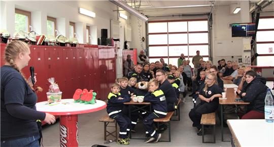 Franziska Lenders hält eine Laudatio im Feuerwehrhaus. Foto: Hohaus