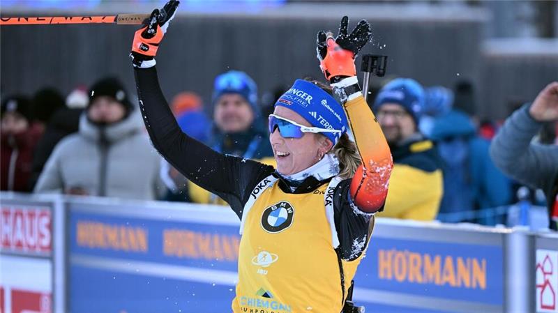 Preuß bei Biathlon-Heimspiel als Zweite zurück auf Podest Franziska Preuß freut sich über ihren zweiten Platz.