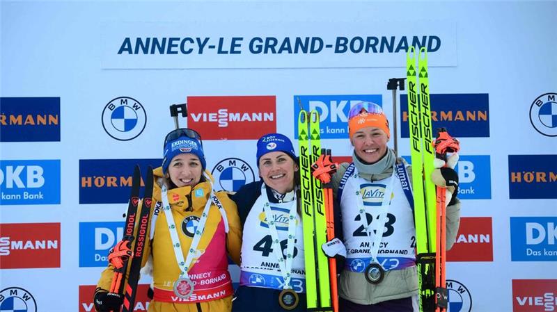 Biathletin Preuß feiert nächsten Sieg - Voigt wird Dritte Franziska Preuß (l) feiert nach Rang zwei im Sprint einen Erfolg in der Verfolgung.