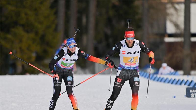Franziska Preuss (l) übergibt als Vierte auf Philipp Nawrath.