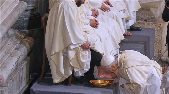Franziskus hatte Häftlingen und auch Muslimen und Frauen die Füße gewaschen - Leo legt wieder mehr Wert auf Tradition.
