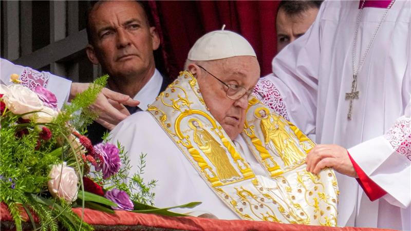 Papst spendet trotz Krankheit Segen Urbi et Orbi Franziskus hatte im Frühjahr mit einer lebensgefährlichen Lungenentzündung insgesamt 38 Tage im Krankenhaus gelegen.