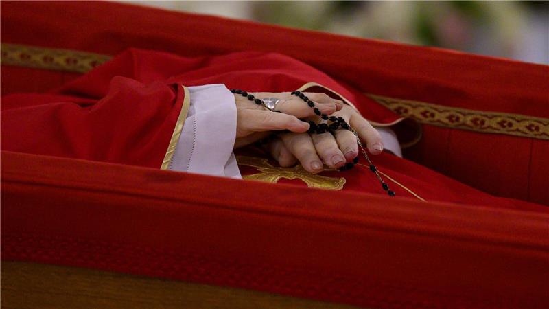 Der Papst ist tot: Wie geht es weiter? Franziskus wurde zunächst in der Kapelle seiner Residenz Santa Marta im Vatikan aufgebahrt.