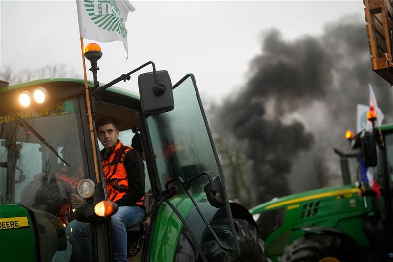 Frankreich macht Bauern Zusagen - Blockaden rund um Paris Franzöische Landwirte blockieren einen Kreisverkehr.