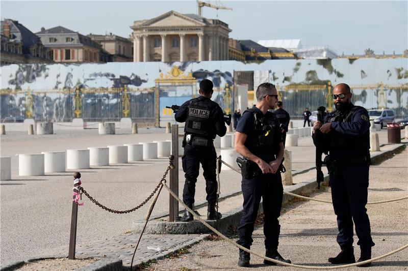 Bombendrohungen belasten den Tourismus in Frankreich Französische Polizisten bewachen den Eingang des Schlosses von Versailles nach einem Sicherheitsalarm.