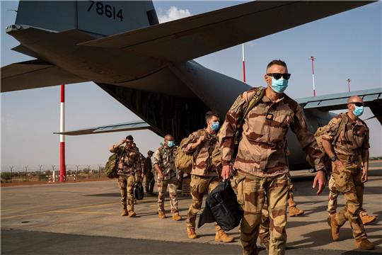 Französische Soldaten steigen am 09.06.2021 in Niamey aus einem C130-Frachtflugzeug der US-Luftwaffe. Frankreich und die USA haben wichtige Militärstützpunkte in dem Land, das zudem an einer zentralen Migrationsroute nach Europa liegt.