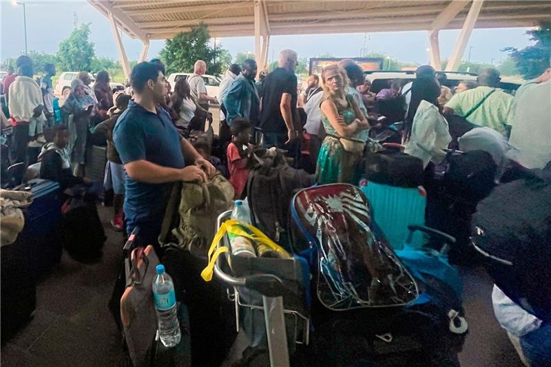 Europäer aus dem Niger evakuiert - Nigeria erhöht Druck Französische und andere Staatsangehörige versammeln sich am internationalen Flughafen in Niamey, um mit einem französischen Militärflugzeug nach Frankreich zurückgebracht zu werden.