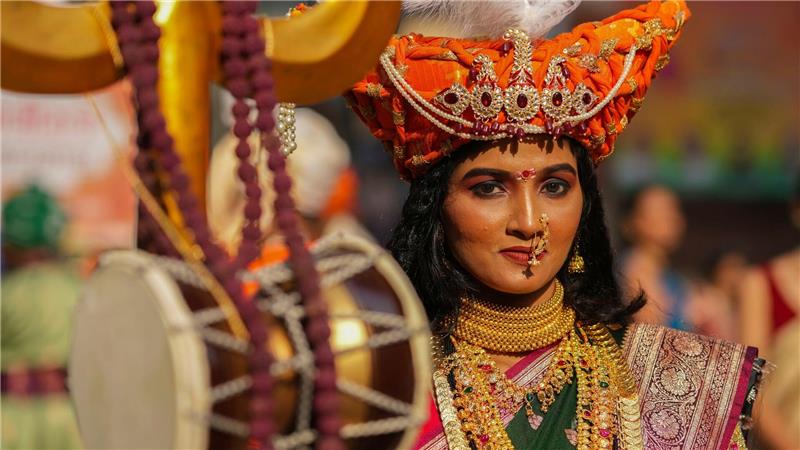 Frau in traditioneller Tracht feiert Gudi Padwa bei farbenfroher Prozession in Mumbai