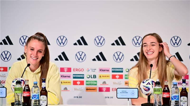 Bilder des Tages Frauen-EM: Gute Stimmung bei der PK