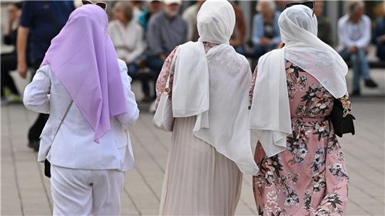 Frauen, die Kopftuch tragen, werden besonders häufig zur Zielscheibe. (Symbolbild)