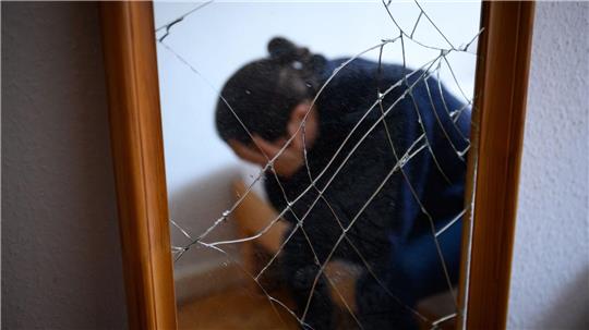 Frauen, die in gewaltvollen Beziehungen leben, tun sich oft schwer, den Partner zu verlassen - vor allem aufgrund von emotionaler Abhängigkeit. (Symbolbild)