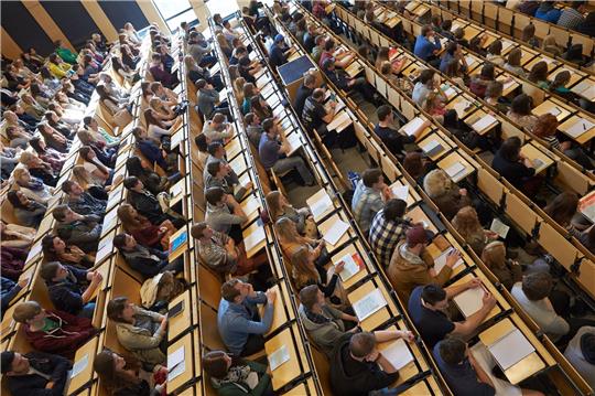 Frauen entscheiden sich öfter als Männer für eine weiter entfernte Hochschule.