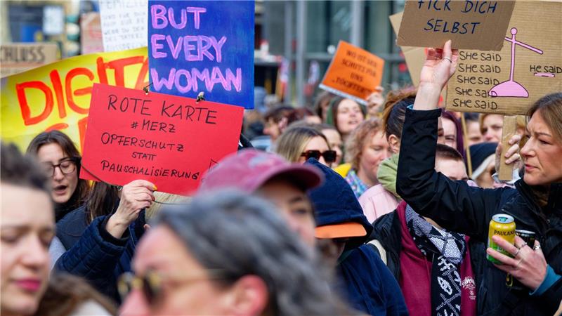 Frauen erleben in Deutschland laut einer Dunkelfeldstudie nahezu viermal so oft wie Männer sexuelle Belästigung. (Archivbild) 