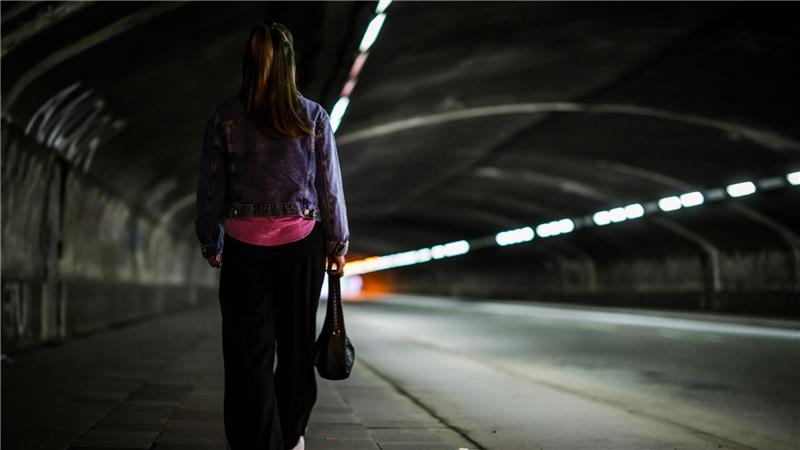 Frauen fühlen sich im öffentlichen Raum häufiger unsicher als Männer.