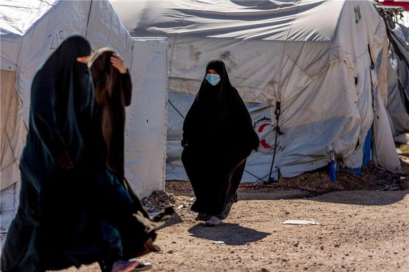 Mögliche IS-Terroristen nach Rückholaktion in U-Haft Frauen gehen durch das Gefangenenlager Roj im Nordosten Syriens.
