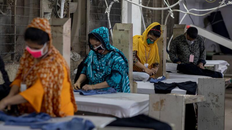 Armee in Bangladesch will Textilfabriken beschützen Frauen in Bangladesch arbeiten in einer Textilfabrik. (Foto Archiv)