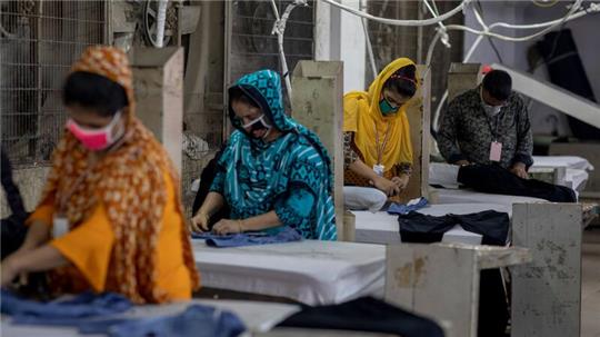 Frauen in Bangladesch arbeiten in einer Textilfabrik. (Foto Archiv)
