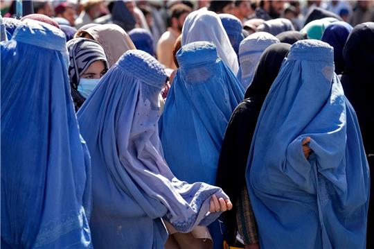 Frauen in Burkas warten in Afghanistans Hauptstadt Kabul auf Lebensmittelrationen.