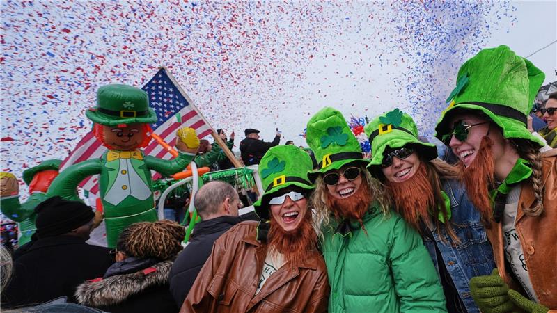 Frauen mit Koboldhüten und Bärten während der jährlichen St. Patrick’s Day Parade.