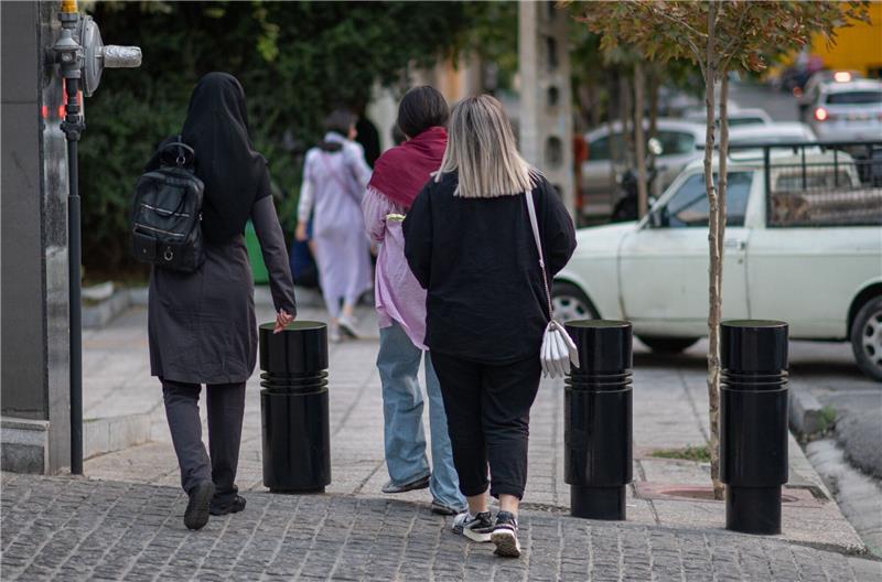 Iran verschärft Kontrollen gegen Kopftuchverstöße Frauen mit und ohne Kopftuch sind in Teheran unterwegs.