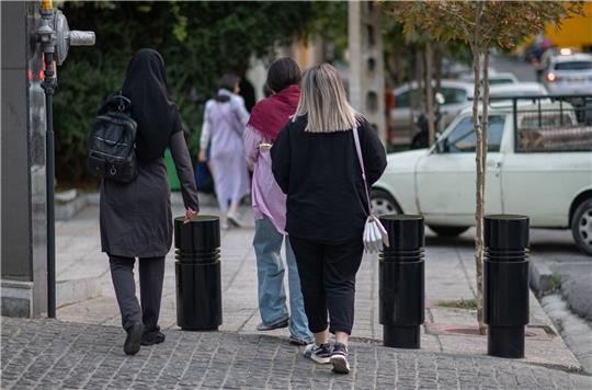 Frauen mit und ohne Kopftuch sind in Teheran unterwegs.