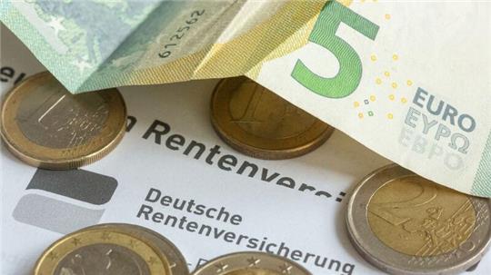 Frauen müssten sich in der Rente stärker einschränken als Männer.
