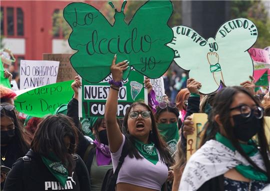 Frauen protestieren am 28.09.2022 in Mexiko-Stadt für das Recht auf sichere Abtreibung.