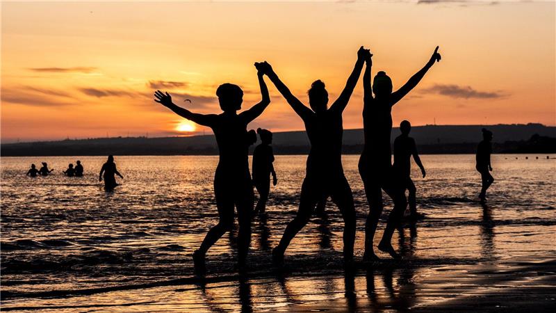 Frauen schwimmen zum Internationalen Frauentag im Firth of Forth in Edinburgh.