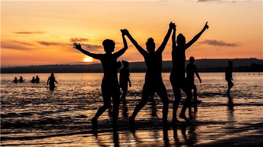 Frauen schwimmen zum Internationalen Frauentag im Firth of Forth in Edinburgh.