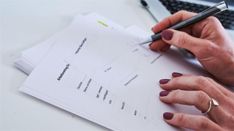 Junge Menschen finden oft nur befristete Jobs Frauen sind etwas häufiger befristet beschäftigt als Männer. (Symbolbild)