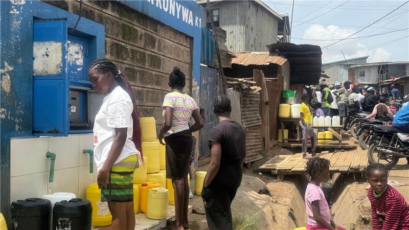 Frauen stehen im Slum Kibera vor einem Wasserkiosk an, um sauberes Trinkwasser zu kaufen. (Archivbild)