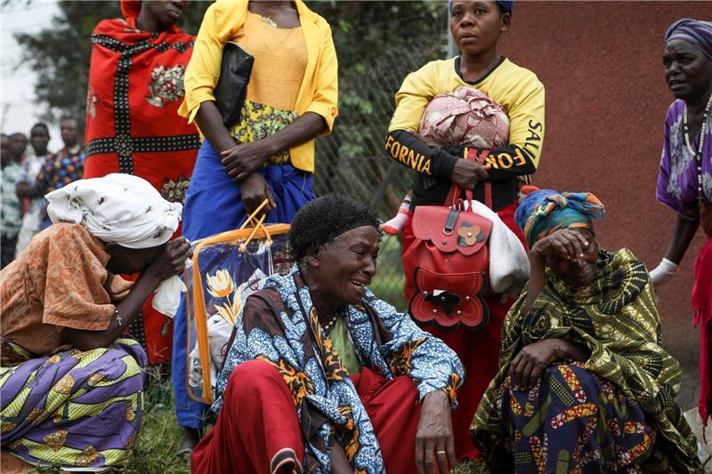 Guterres verurteilt Angriff auf Schule in Uganda Frauen trauern in Bwera, während sie darauf warten, die Leichen ihrer Angehörigen abzuholen, die mutmaßlich von islamistischen Rebellen getötet wurden.