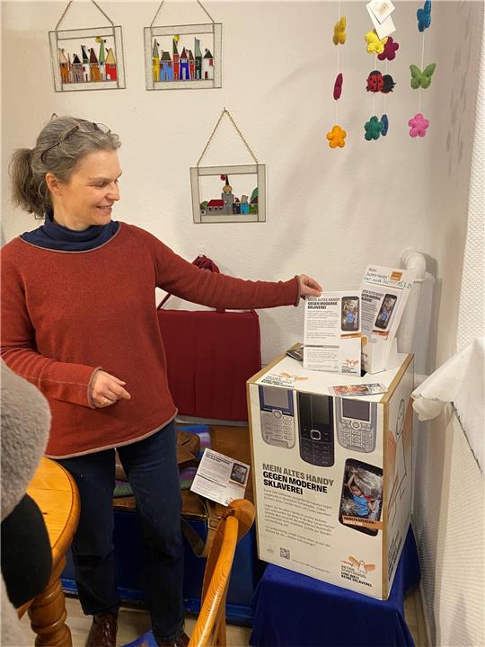 Frauke Duckstein, Vorsitzende des Arbeitskreises Ökumenischer Kirchenladen, entsorgt Ihr Handy für die Wiederverwertung der Rohstoffe und zur Unterstützung von MIssio in der Sammelbox im Kirchenladen. Noch bis zum 15. März können es ihr Besitzer alter Mobiltelefone gleichtun. Foto: Privat